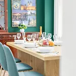 Cozy Two-bedroom Daire Prag